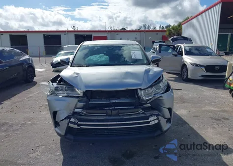 2019 Toyota Highlander Le z USA, uszkodzony, nr VIN 5TDZZRFHXKS309361